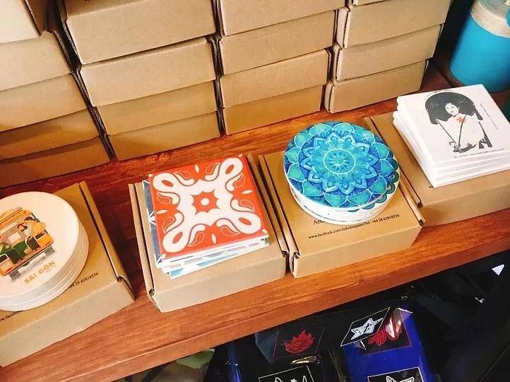 プロパガンダアートをお土産にしよう！　～「Saigon kitsch」（サイゴン・キッチュ）～