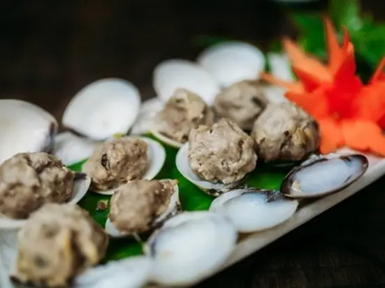 雰囲気はロッジ。素朴なベトナム南部の家庭料理を味わう