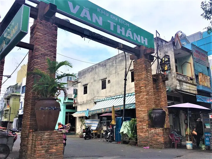 ビンタイン区の池のほとりにある景色がきれいなカフェ