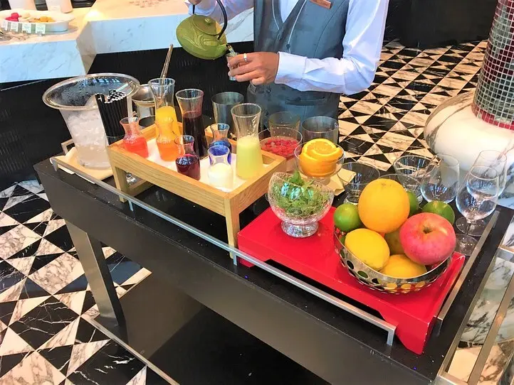 6つ星ホテル「ザ・レヴェリー・サイゴン」でアフタヌーンティーを