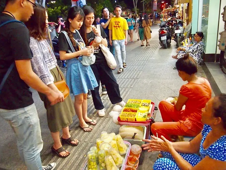 バイクで行く！ホーチミングルメツアー (4時間半)