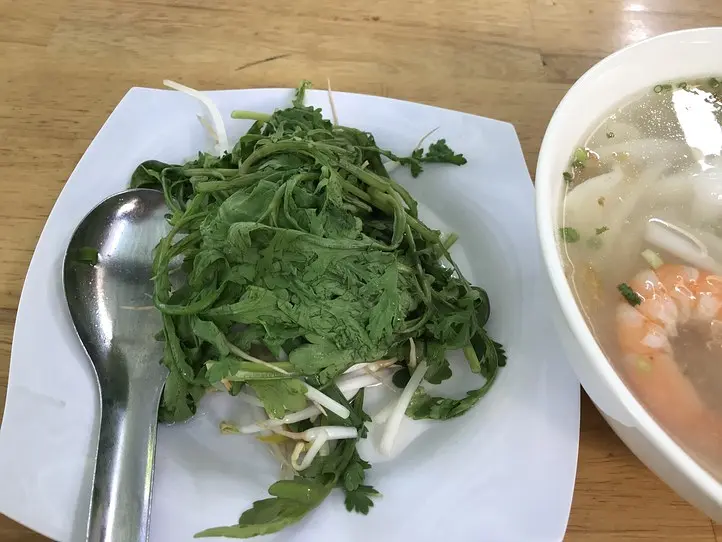 具と麺をカスタマイズ！タオディエン地区で食べるおいしい麺朝食