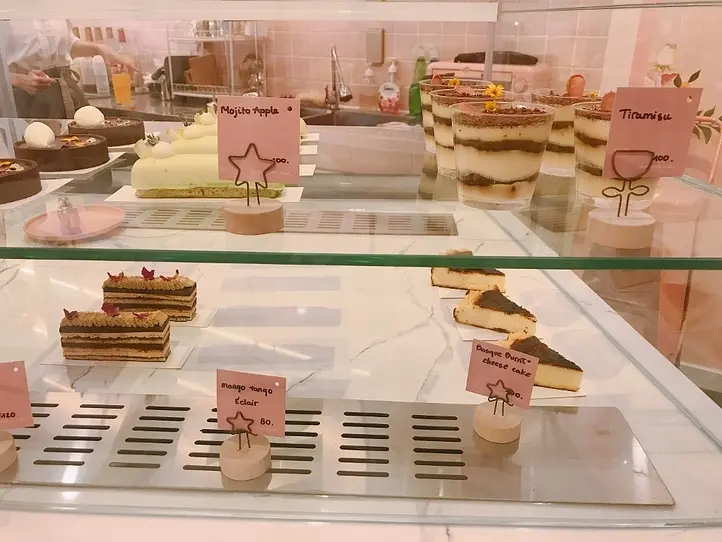 淡いピンクと甘い香りが女心をくすぐるカフェ~sucre patisserie cafe