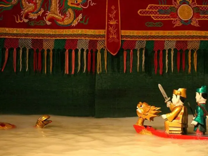 ホーチミンの夜、ナイトツアーの定番！水上人形劇＆ディナークルーズの２大スポットがセットに！