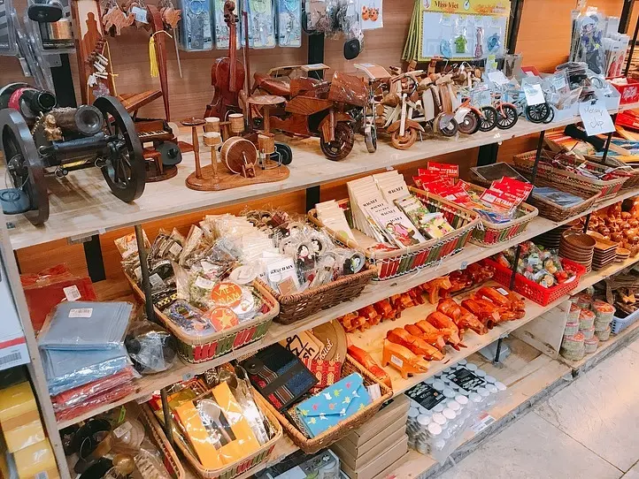 バラマキ土産ならココ！なんでも揃うお土産屋さん～Lucky Plaza