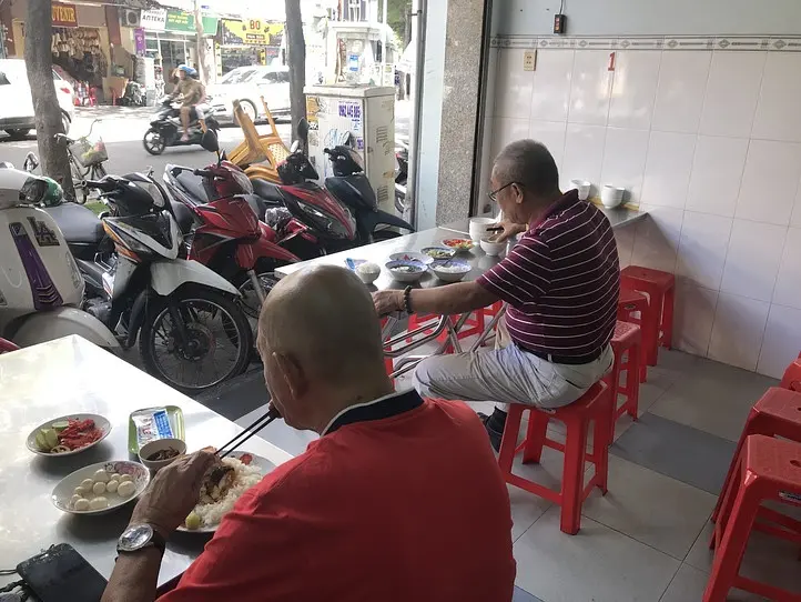 高島屋からすぐ！ベトナム式定食屋さんでベトナムランチに挑戦〜Com Ba Ca