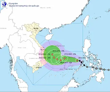 南シナ海で台風15号が発生