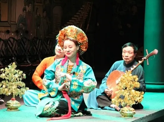 アオザイと文化、少数民族の暮らしの様子を舞台で表現