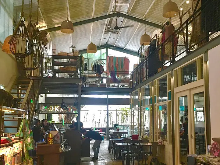 オシャレなセレクト雑貨も楽しめる、大人気カフェレストラン