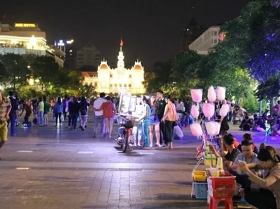 アオザイと文化、少数民族の暮らしの様子を舞台で表現