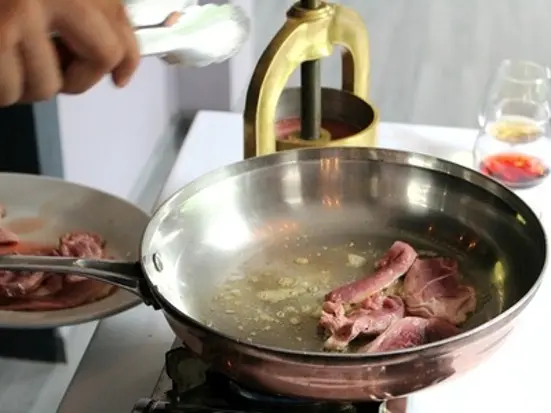 フランス人シェフが目の前で鴨を調理。