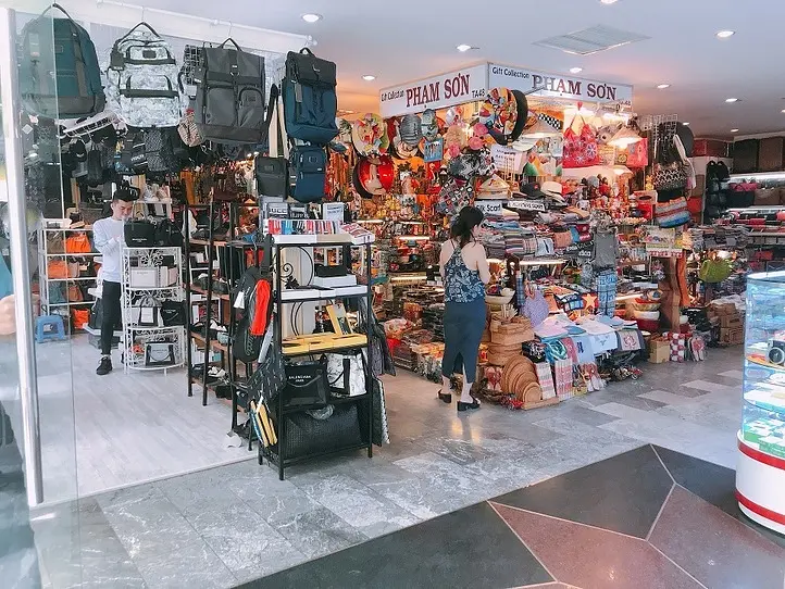 バラマキ土産ならココ！なんでも揃うお土産屋さん～Lucky Plaza