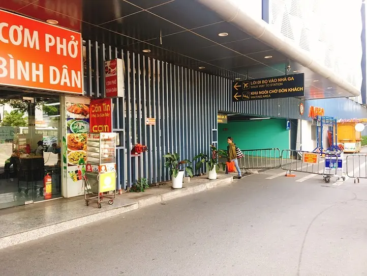 【タンソンニャット空港内】空港職員も通うベトナム料理店をご紹介