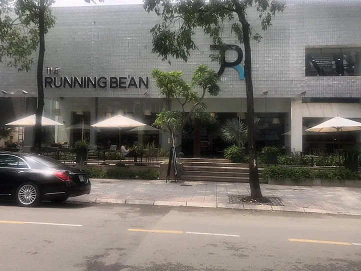 グエンフエ通り近くのカフェ！開放感溢れる〜The Running Bean