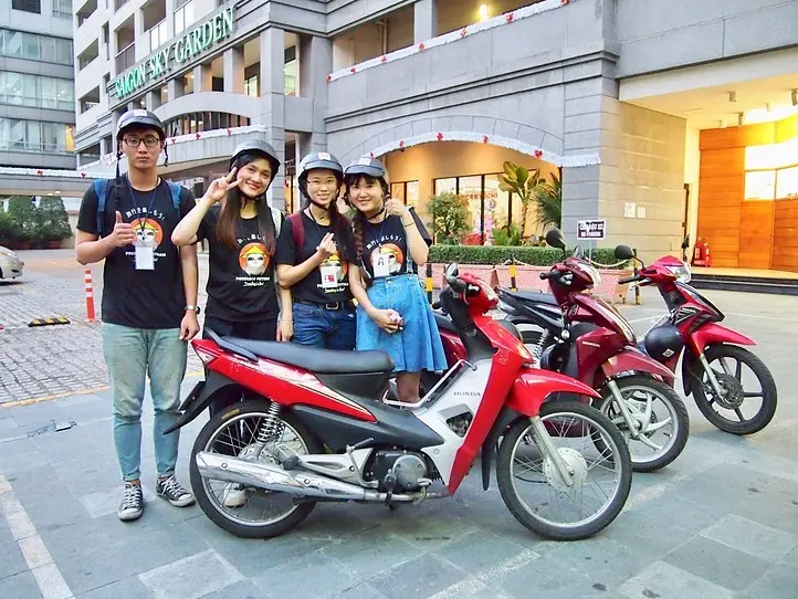 バイクで行く！ホーチミングルメツアー (4時間半)