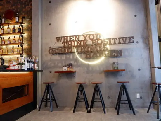 ビジネスマンが通う日本人街のダイニングバー。カップルや一人旅、女子旅にもおすすめ！