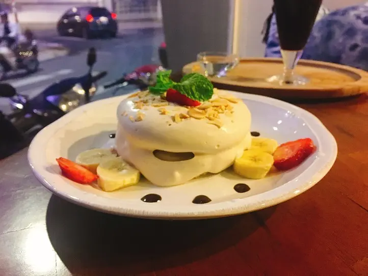 日本人経営の静かで落ち着けるカフェ「KAMAKURA」（カマクラ）