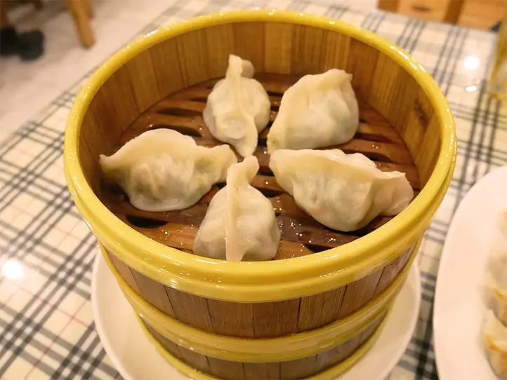 ホーチミンの中華街で、餃子を食べる