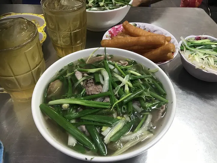 どっさりネギのフォー！朝からガッツリ栄養満点の朝食を〜Pho Bo Phu Gia