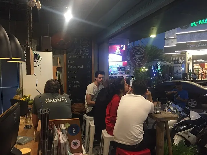 【2区】買い物帰りに気軽に立ち寄れるカフェ〜Dolphy Cafe