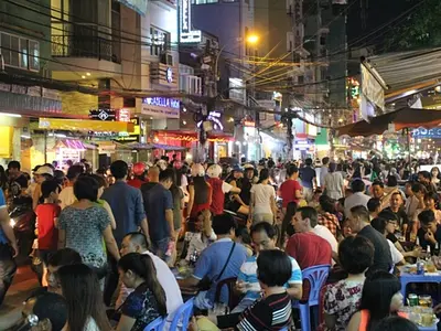 ももの女子旅日記：ベトナムのハロウィーンにバックパッカー街へ！？【第26話 / 連載4コマ漫画 】