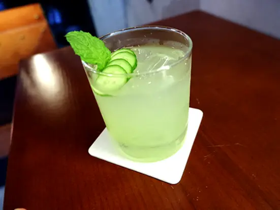 ビジネスマンが通う日本人街のダイニングバー。カップルや一人旅、女子旅にもおすすめ！