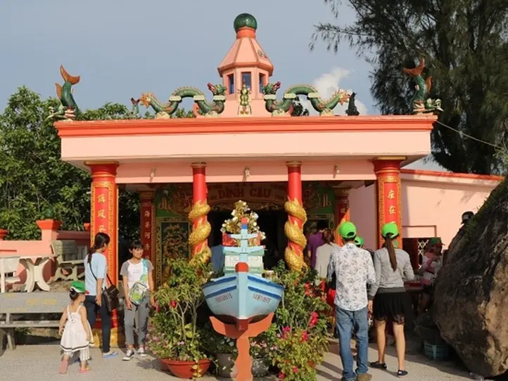 子連れで！フーコック島のカウ岩観光とシーフード料理を楽しむ