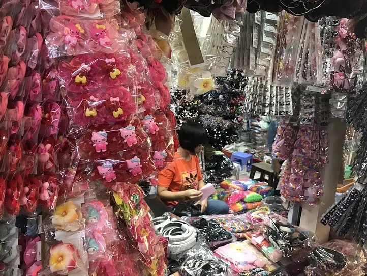 ホーチミンの中華街「チョロン」地区で掘り出し物のお土産探し！