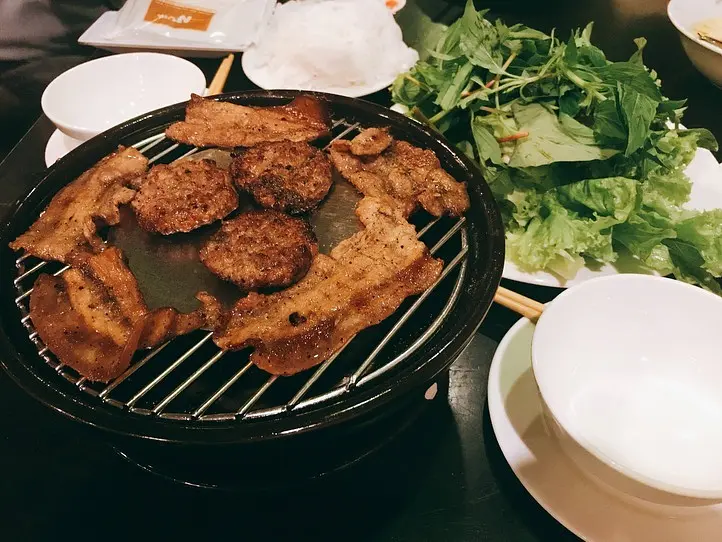 観光中のアクセス抜群！焼き立ての炭火焼肉が入った本格ブンチャーを食べよう〜クアンネム(Quán Nem ) 〜