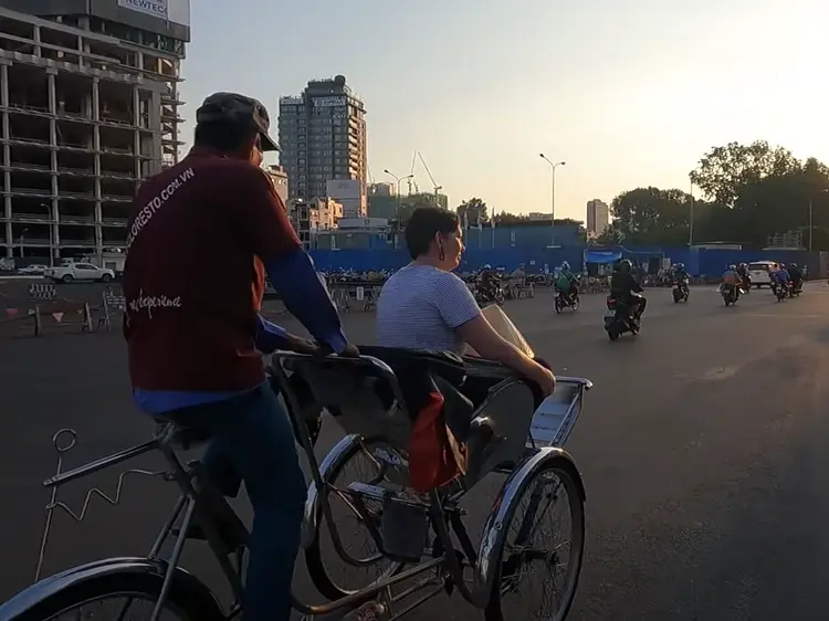 サイゴン・ブルー・トラベル