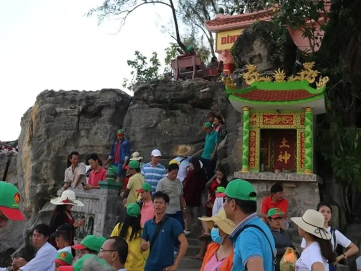 子連れで！フーコック島のカウ岩観光とシーフード料理を楽しむ