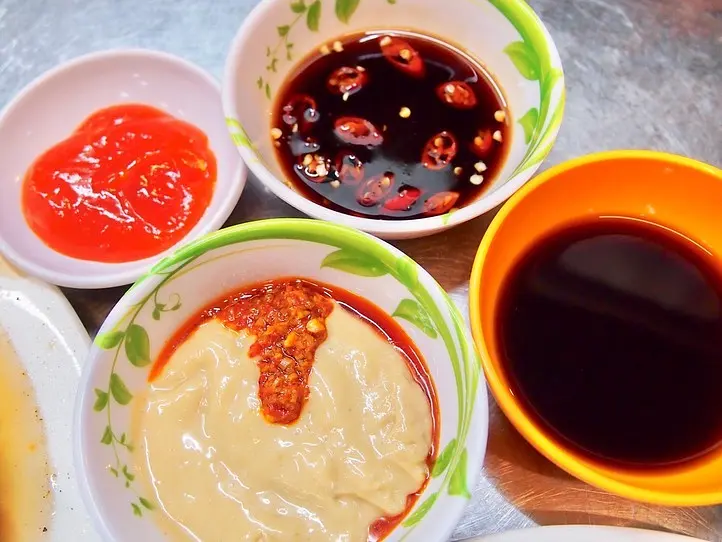 バイクで行く！ホーチミングルメツアー (4時間半)