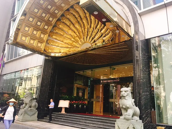 6つ星ホテル「ザ・レヴェリー・サイゴン」でアフタヌーンティーを